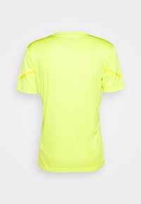 Maglietta sportiva a maniche corte di un brillante giallo neon, dotata di tessuto liscio e vestibilità comoda. Include accenti gialli sottili sulle maniche.