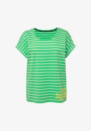 Groene t-shirt met korte mouwen, voorzien van horizontale witte strepen, een ronde hals en gele tekstdetails rechtsonder. Zachte stofstructuur.