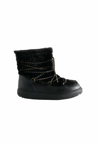 Schwarze Knöchelboots mit einem plüschigen Obermaterial, einer Lederbasis, dekorativer Kettenausführung und einer strukturierten Gummisohle. Keine erkennbare Markenkennzeichnung.
