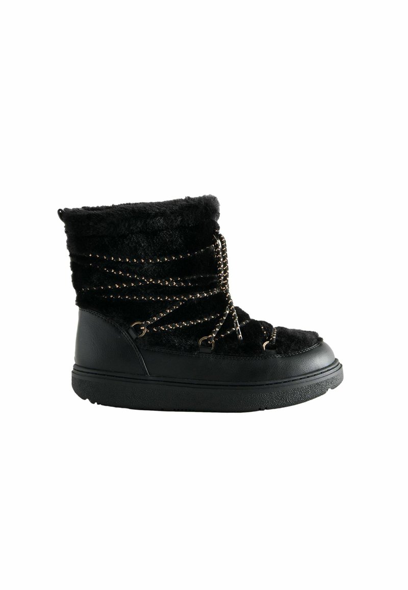 Schwarze Knöchelboots mit einem plüschigen Obermaterial, einer Lederbasis, dekorativer Kettenausführung und einer strukturierten Gummisohle. Keine erkennbare Markenkennzeichnung.