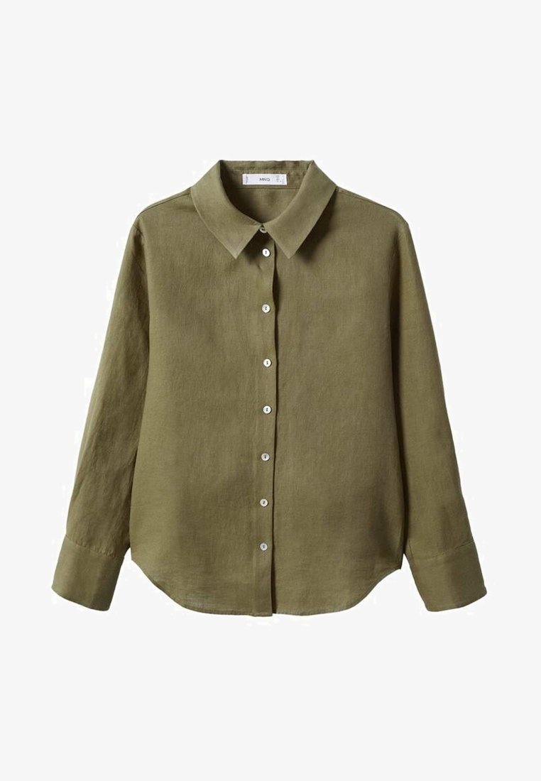 Chemise à manches longues vert olive avec col pointu et boutons blancs, présentée sur fond blanc.