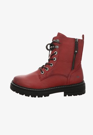 Rote Leder-Ankle-Boots mit metallischen Ösen, schwarzen Schnürsenkeln, einem seitlichen Reißverschluss und einer robusten schwarzen Sohle mit Profil.