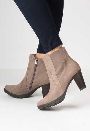 Botas de tobillo de ante topo con cremallera lateral, un tacón cónico texturizado y una suela de goma con relieve para mayor agarre.