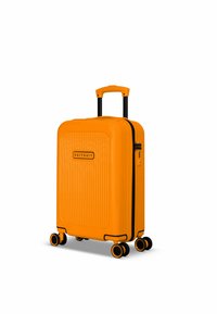 Heldorange harde koffer met verticale ribbelontwerp, zwarte ritssluiting, uittrekbare zwarte handgreep en vier zwarte wielen met oranje accenten.