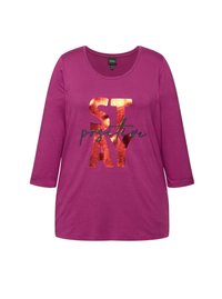 Magenta langärmliges T-Shirt mit Rundhalsausschnitt und schwarzen Buchstaben, die "STAY positive" lesen, mit metallisch kupferfarbenen Akzenten auf den Buchstaben.