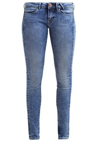 Blaue Denim-Jeans, schmaler Schnitt, mit mittel-hohem Bund, fünf Taschen und dezenten Wischdetails. Klassische Nähte und Bronzeknopf-Akzent.