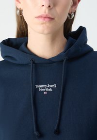 Tommy Jeans ESSENTIAL LOGO HOODIE - Sudadera - dark night navy