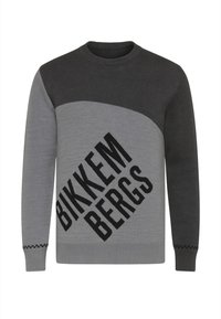 Maglione lavorato a maglia grigio e grigio scuro con collo rotondo, caratterizzato da un motivo diagonale e logo "BIKKEM BERGS" in grassetto testo nero.