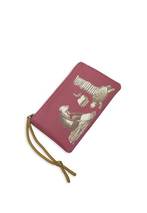 Różowy portfel z tkaniny z zapięciem na zamek i beżowym paskiem na nadgarstek. Na portfelu znajduje się ilustracja małpy i żółwia czytających książki na tle stosu książek.