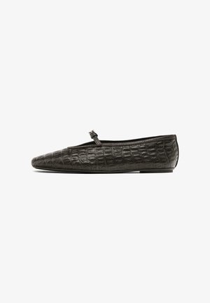 Black flat shoe with a pointed toe, made of textured faux crocodile leather. Features a slim strap with a silver buckle. Flat sole.