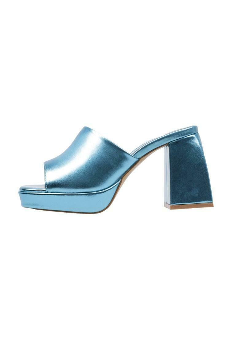 Sandales à plateforme bleu métallisé avec une large ouverture à l'avant, un talon carré et une texture de surface lisse. Design simple sans embellissements supplémentaires.