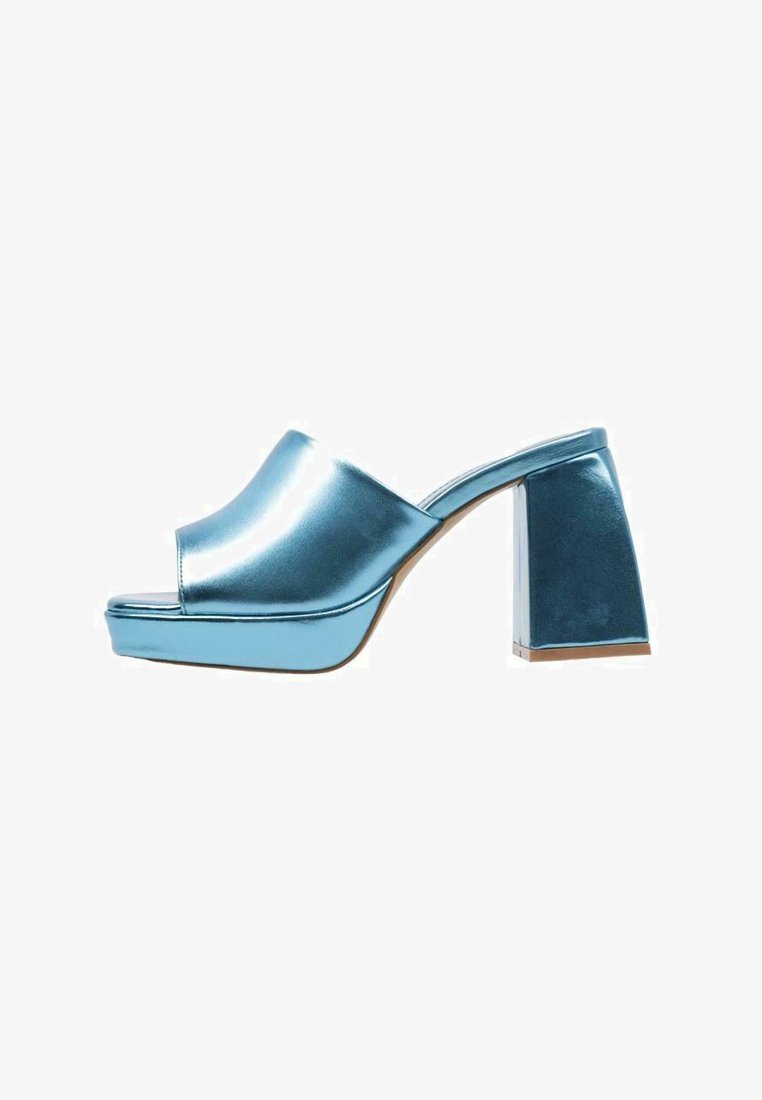 Sandales à plateforme bleu métallisé avec une large ouverture à l'avant, un talon carré et une texture de surface lisse. Design simple sans embellissements supplémentaires.