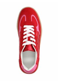 Rode sportieve schoen met een bovenwerk van mesh en leer, witte veters en een zool van rubber. Inclusief roze accenten en een afgerond te ontwerp.