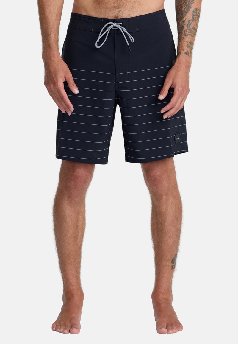 Shorts de bain bleu marine avec rayures horizontales blanches, taille élastique, cordon de serrage ajustable et patch logo sur le bas côté gauche.