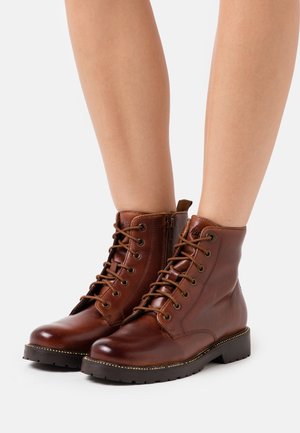 s.Oliver Stivaletti stringati - cognac