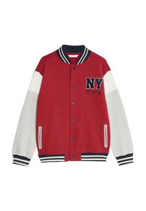Rote Varsity-Jacke mit grauen und weißen Ärmeln, geripptem, marineblau gestreiftem Kragen, gesticktem 'NY'-Logo und Druckknopfverschluss.