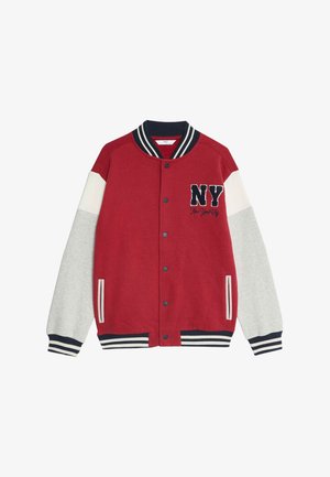 Rød varsityjakke med grå og hvide ærmer, ribbet krave med marineblå striber, broderet 'NY' logo og trykknaplukning foran.