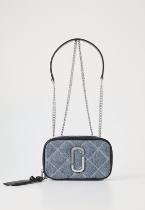 Quilted denim crossover taske med sølv hardware, sorte læderdetaljer, justerbar kædrem, og lynlås lukning. Har logo detalje.