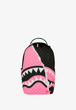 Mochila con un patrón de cuadros rosa y negro, con un gráfico de boca de tiburón, tela texturizada y una asa superior para llevar.