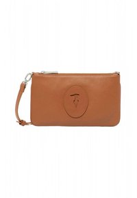 Brązowy portfel ze skóry o gładkiej fakturze, z owalnym logo, zamkiem błyskawicznym i odpinanym paskiem na nadgarstek. Prostokątny kształt.