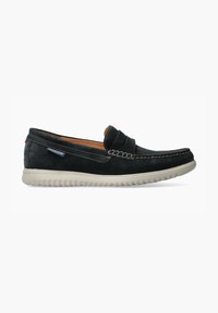 Schwarze Wildleder-Slipper mit gesteppten Akzenten, zum Hineinschlüpfen, grauer Gummisohle und einem kleinen Markenetikett an der Seite. Strukturierte Oberflächenbearbeitung.