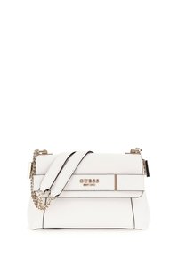 Borsa in pelle bianca con un design strutturato, dotata di tracolla in catena dorata, pattina piegata e dettaglio del logo impresso sulla parte frontale.