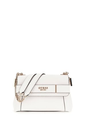 Borsa in pelle bianca con un design strutturato, dotata di tracolla in catena dorata, pattina piegata e dettaglio del logo impresso sulla parte frontale.