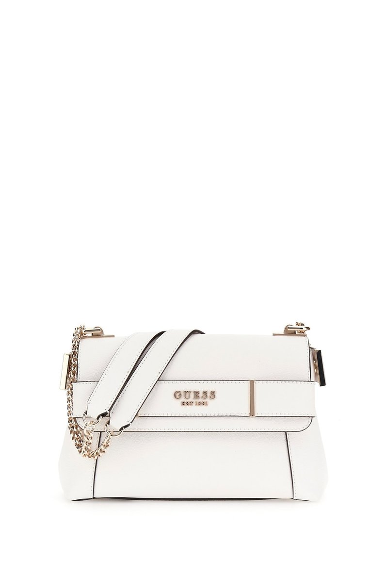 Borsa in pelle bianca con un design strutturato, dotata di tracolla in catena dorata, pattina piegata e dettaglio del logo impresso sulla parte frontale.
