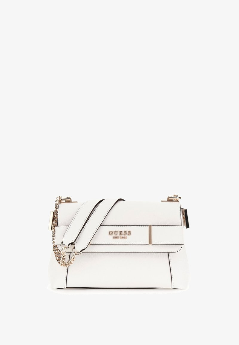 Borsa in pelle bianca con un design strutturato, dotata di tracolla in catena dorata, pattina piegata e dettaglio del logo impresso sulla parte frontale.