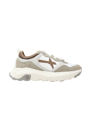 Scarpa da ginnastica atletica bianca e beige con suola spessa, logo a X marrone sul lato, chiusura con lacci e linguetta posteriore, mostrata di profilo destro.