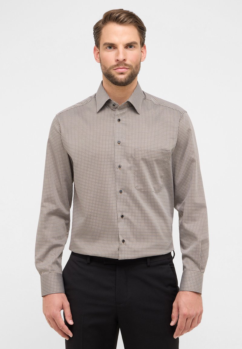 Heren overhemd met lange mouwen in bruin met een geometrisch patroon, button-down kraag en donkere knopen op een gladde stof. Tailored fit met lange mouwen.