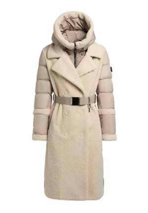 Cappotto beige a doppio texture con un esterno morbido e simile alla lana e un interno trapuntato. Presenta un ampio cappuccio, una chiusura doppiopetto e una cintura.