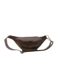 Marsupio in pelle marrone con forma curvata, parte superiore piatta, cinturino regolabile e fibbia in metallo. Texture liscia con sottili dettagli di grana.