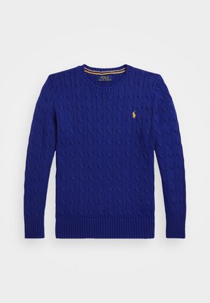 Plavi pulover s pletenim uzorkom, okruglog izreza, s rebrastim rubom i manžetama, s malim žutim logotipom na prsima. Izrađen od teksturirane tkanine.