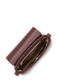 Borsa in pelle bordeaux con finitura testurizzata, aperta nella parte superiore che mostra un interno beige, tasche interne e una chiusura a patta arrotondata.