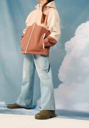 Kleur geblokte hoodie-jack in roze, bruin en crème, gecombineerd met lichtblauwe distressed jeans en donkergroene enkellaarsjes.