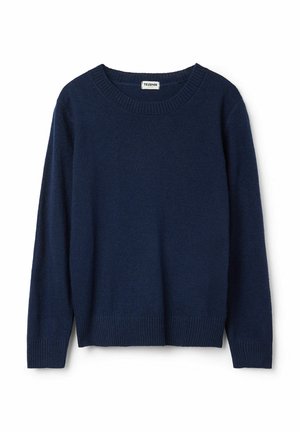 Marineblauer, langärmeliger Strickpullover mit Rundhalsausschnitt sowie gerippten Bündchen und Saum, flach auf weißem Hintergrund liegend.