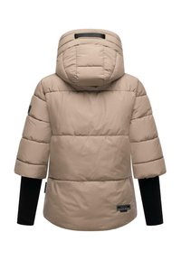 Beige pufferjack met een capuchon, korte mouwen, geribbelde zwarte manchetten en gestikte details. Heeft een logo-opdruk op de onderrug.