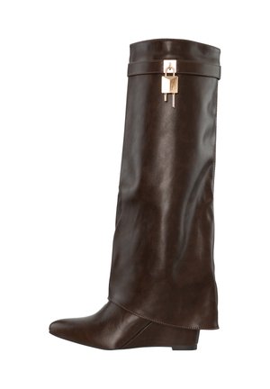 Donkerbruine leren kniehoge sleehaklaars met een goudkleurig hangslot- en sleuteldetail vlak bij de bovenrand.