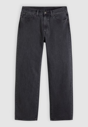 Μαύρο τζιν με κάθετες ρίγες και ίσια γραμμή, κατασκευασμένο από τζιν ύφασμα, με κλείσιμο μπροστά με κουμπιά και πέντε τσέπες.