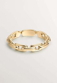 Pulsera de tono dorado que presenta un diseño de cadena enlazada con eslabones alternos planos y redondeados, textura suave y acabado pulido.