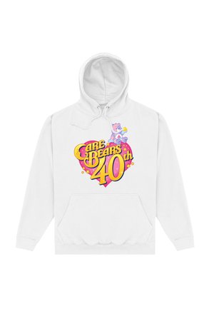 Hvid hættetrøje med en frontlomme, der har et farverigt grafisk design. Designet inkluderer et pink hjerte, gul tekst "CARE BEARS 40th" og en tegneserie bjørn.