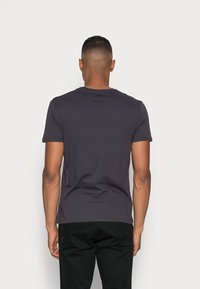 T-shirt s krátkým rukávem, kulatým výstřihem ve tmavě šedé barvě, vyrobený z bavlněné tkaniny, úzký střih, hladká textura, zadní strana bez ozdob.