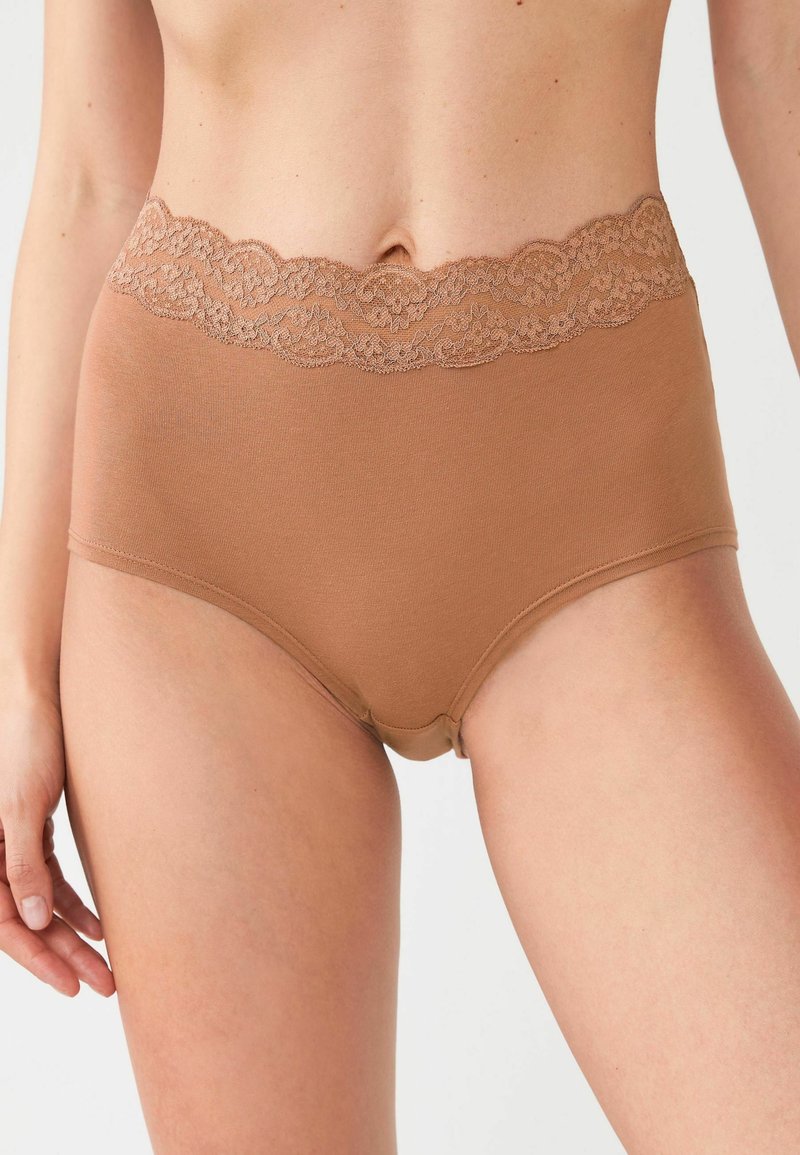 Hoge taille slip van lichtbruin stof met een decoratieve kanten tailleband. Glad oppervlak met elastische randen voor comfort.