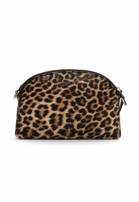 Astuccio cosmetico a stampa leopardata con forma arrotondata, realizzato in materiale liscio, dotato di una cerniera nera e dettagli in oro.