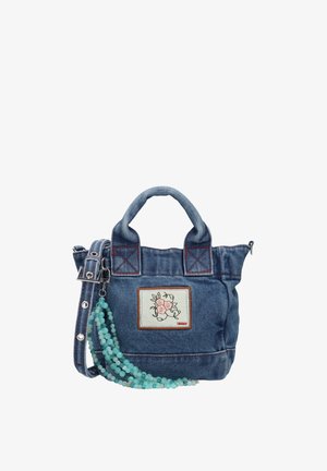 Kleine blauwe denim handtas met bovenhandvatten, een bloemenpatch aan de voorkant en een kralen turquoise riemaccessoire.