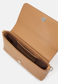 Calvin Klein MUST SHOULDER BAG - Borsa a mano - lion