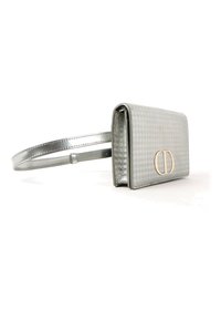 Sac banane de créateur argent texturé avec une boucle double lettre dorée et une sangle métallique réglable sur fond blanc.