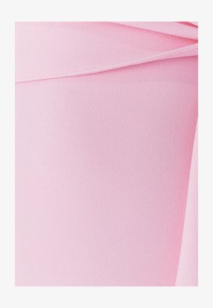 Różowa tkanina o gładkiej, nieco teksturowanej powierzchni, z warstwowymi fałdami tworzącymi delikatny układ.