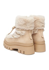 Bocanci din blana artificiala bej, cu talpa groasa si chunky, varf rotund si sireturi. Textura moale cu un aspect confortabil.